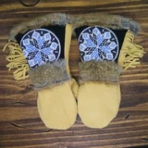 Astis kaasen mittens. Size large.  New. Never used.  Rare. Gorgeous. Handmade.
